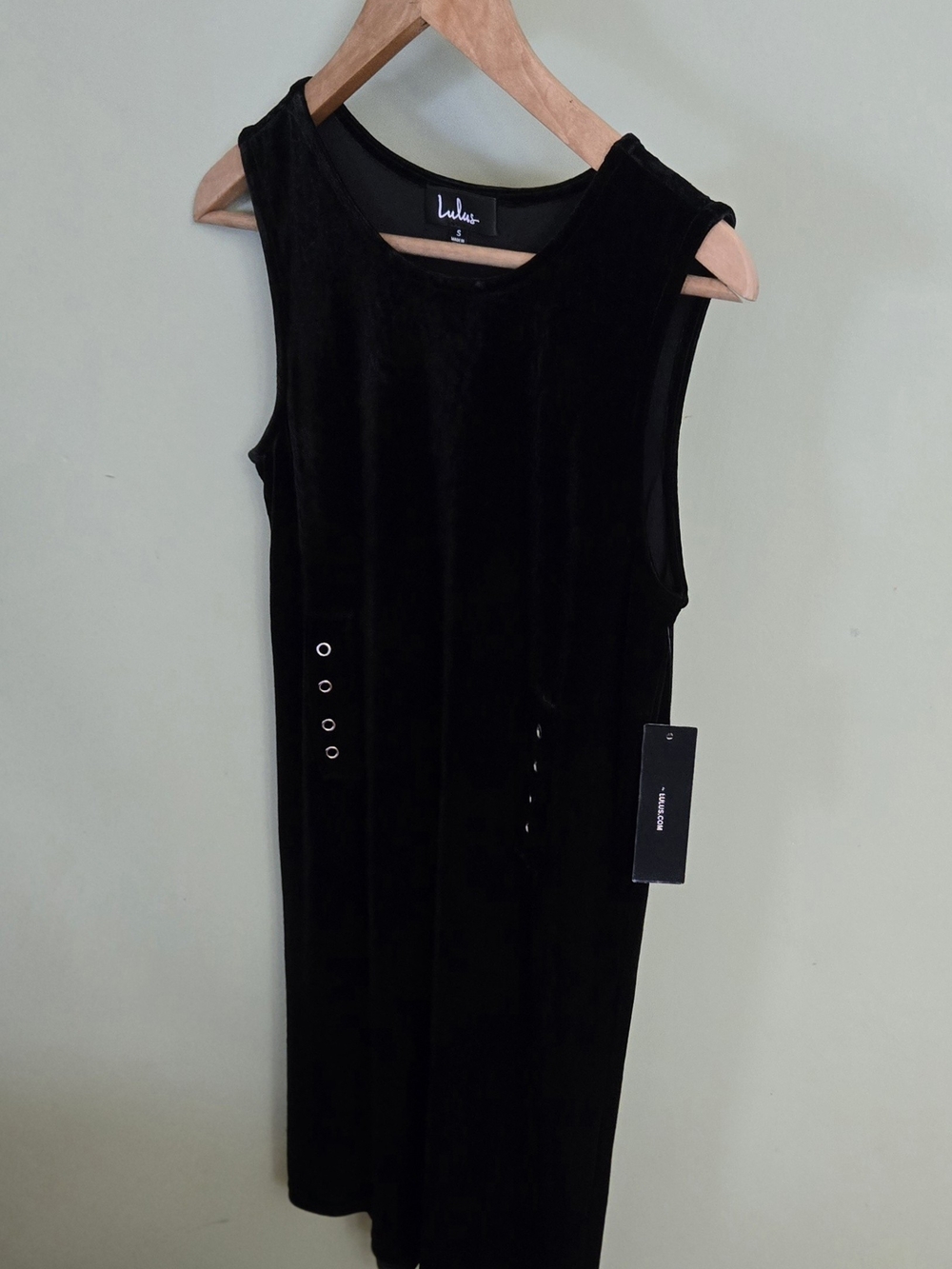 Lulu's Black Velvet Sleeveless Midi Shift Dress with Grommet Details - Picture 4 of 11